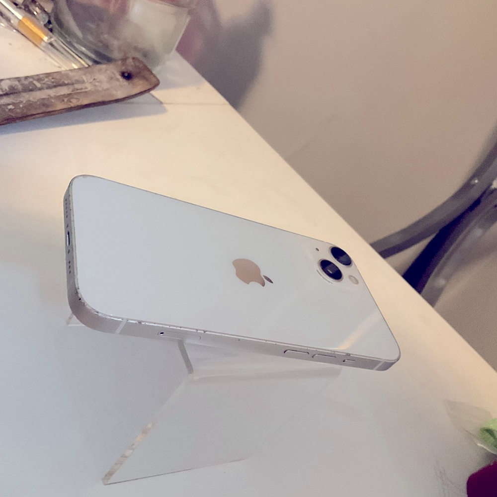 Apple iPhone white iOS 15.6